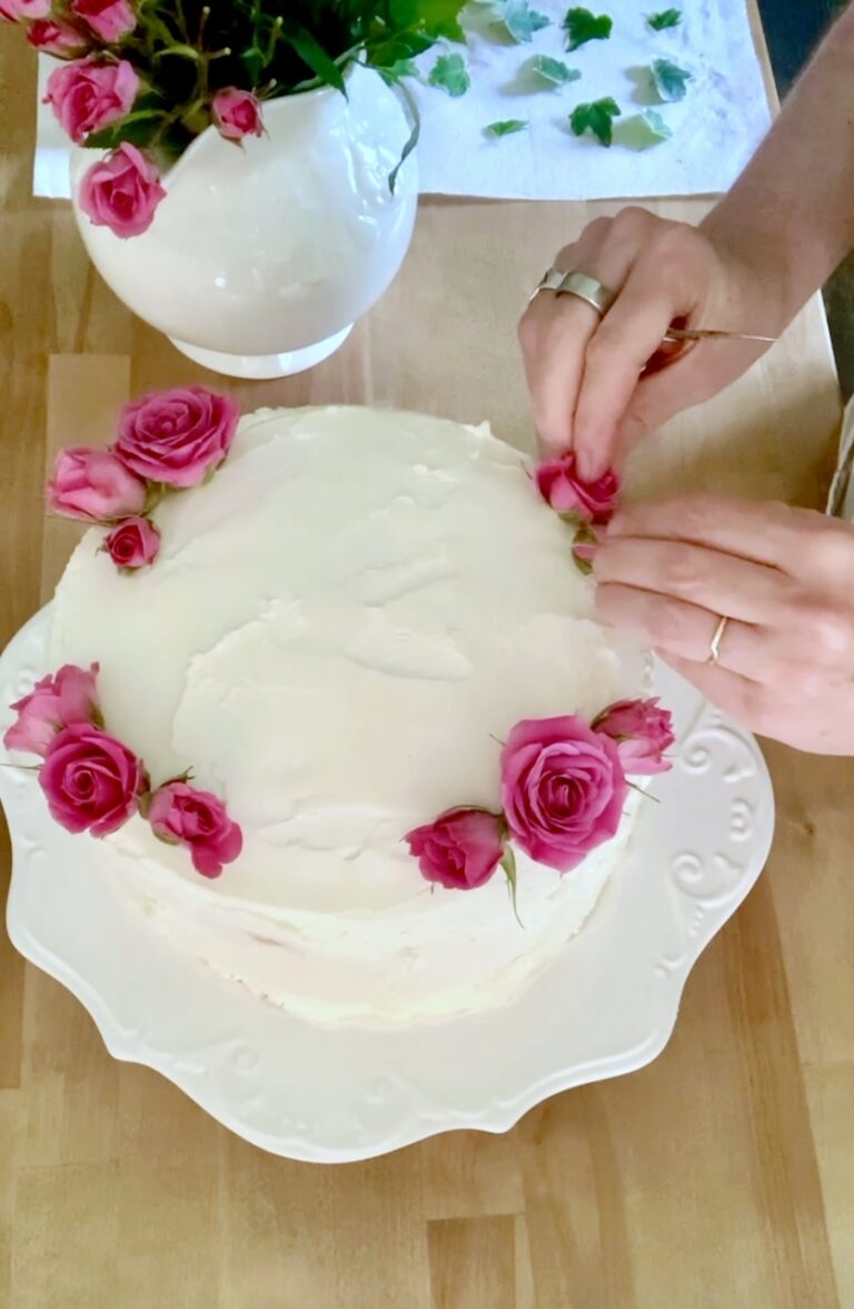 The Do's and Don'ts of Fresh Flowers on Cakes: A Comprehensive Guide ...