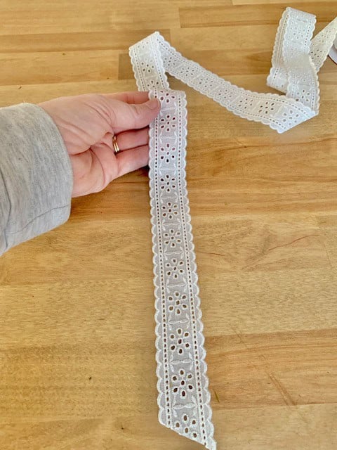 Start bow with a long tail.