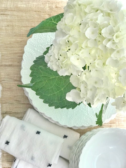 plates, hydrangea and linene napkins