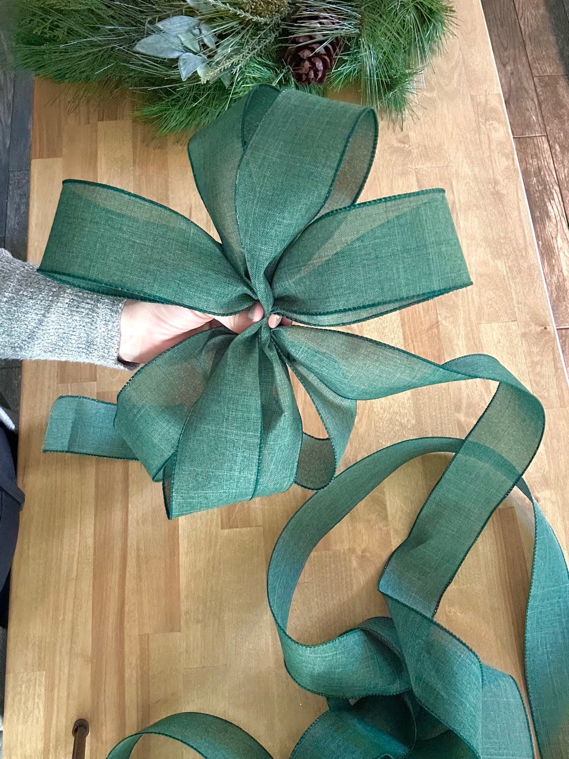 The full bow with 4 top loops and 3 bottom loops.