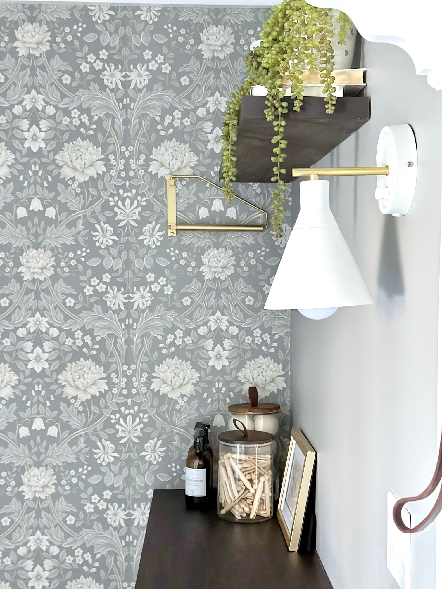 On top of the folding station there are jars of supplies and a cordless sconce for directly lighting.