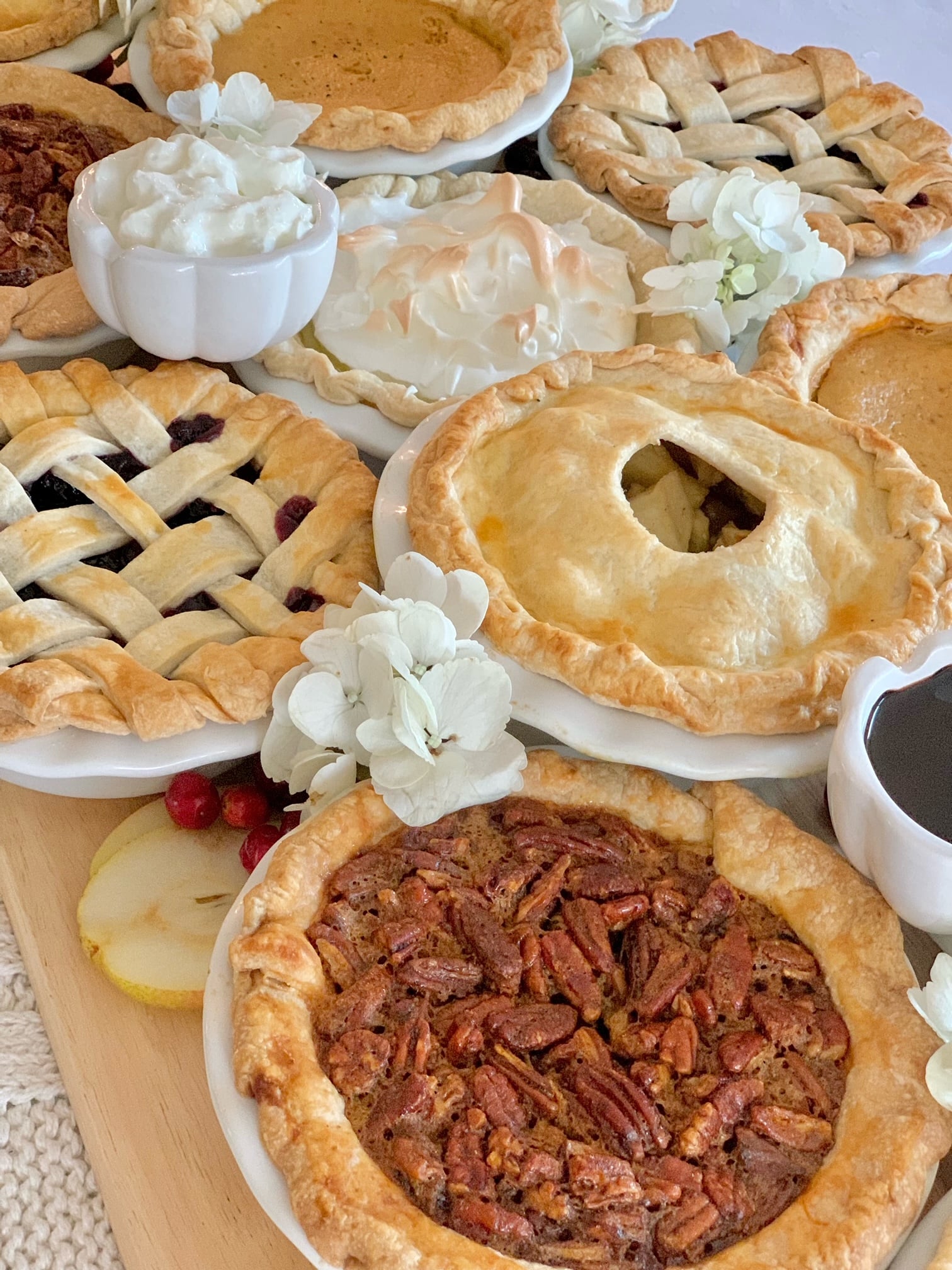 A view of sliced pears and grapes on the pie board. 