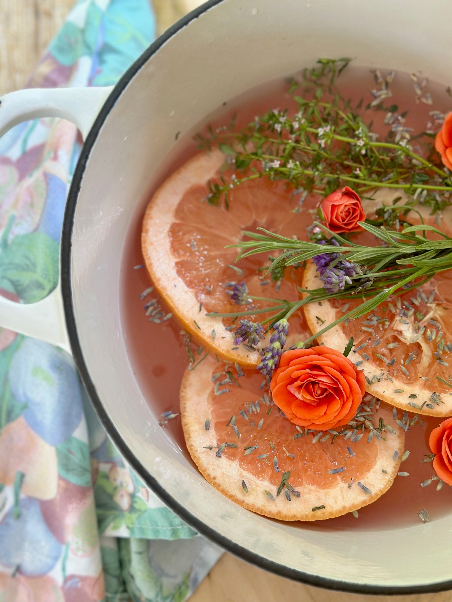 pot of grapefruit slices, lavender and thyme summer simmer pot recipe. 