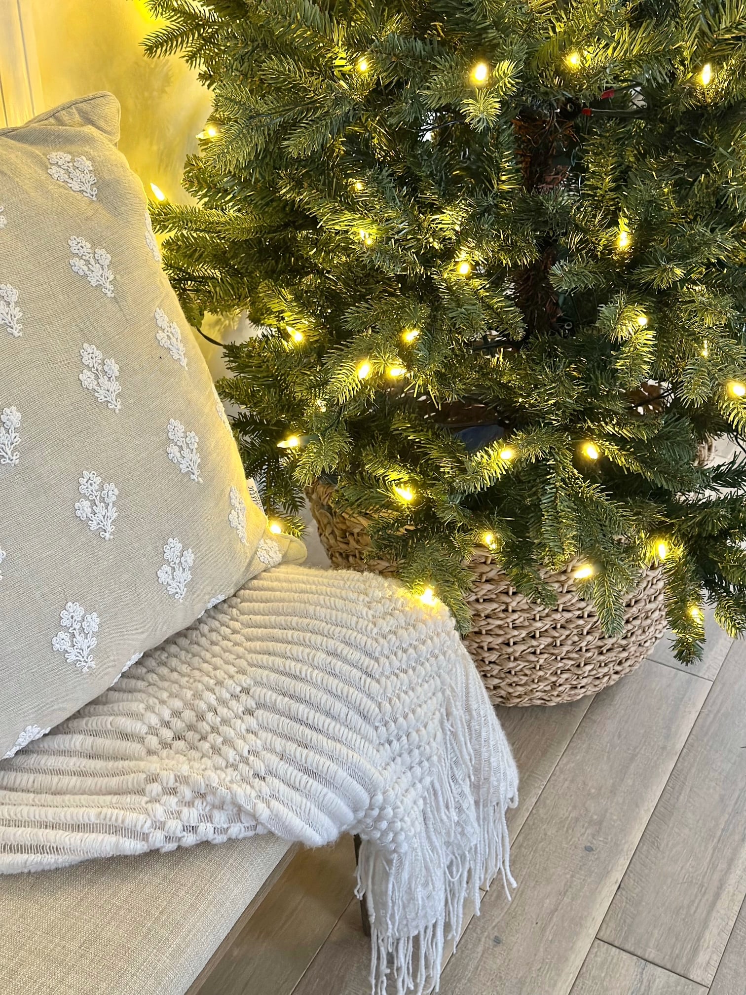 Basket with a Christmas tree.