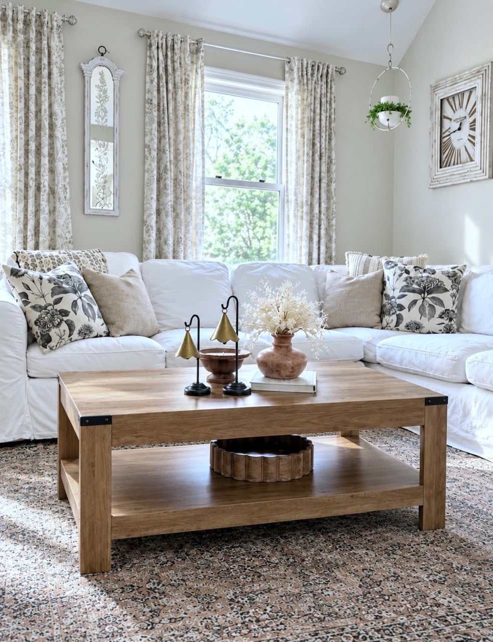 A view of a sectional with throw pillows arranged.