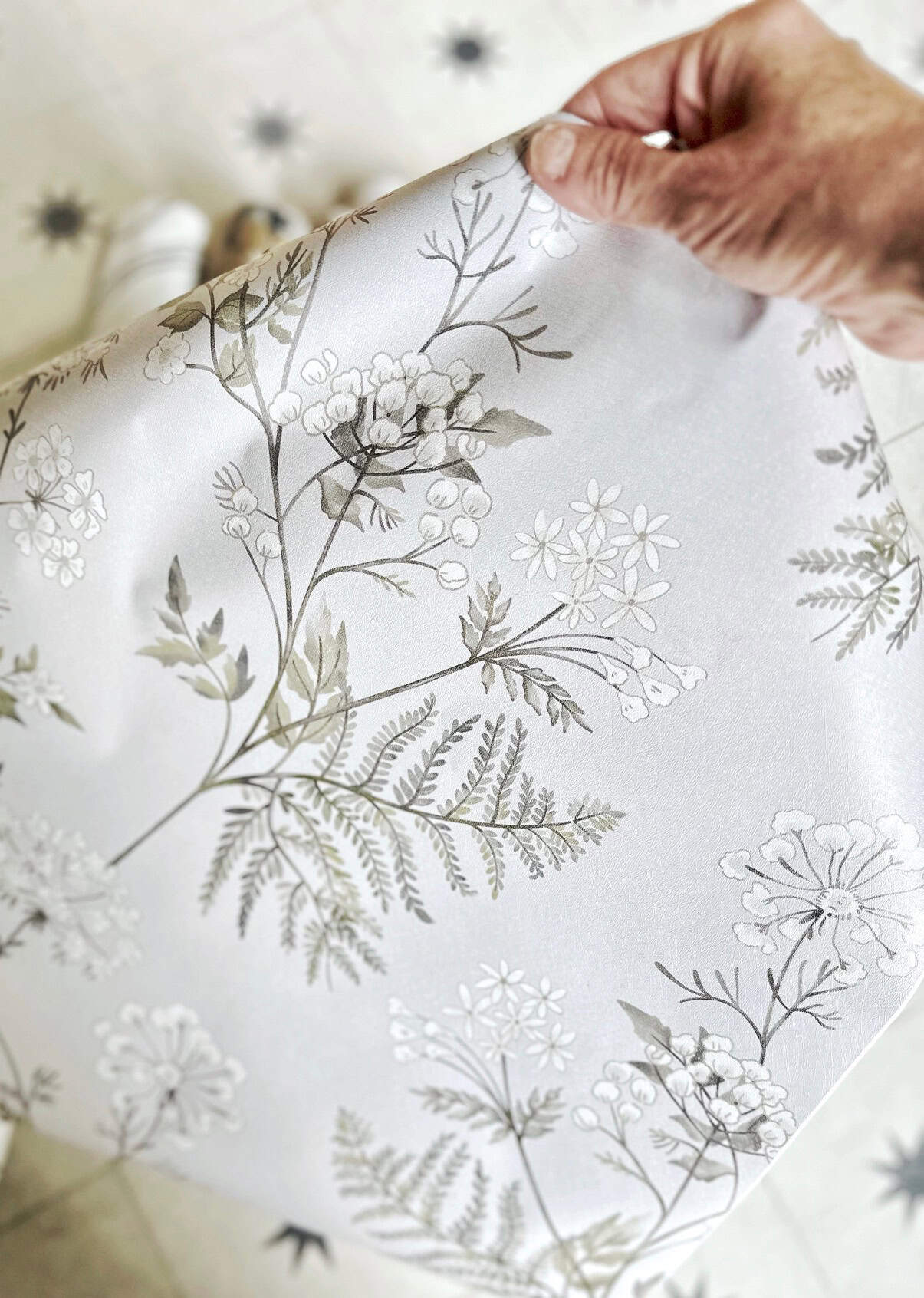 A beautiful floral wallpaper in neutral tones. 