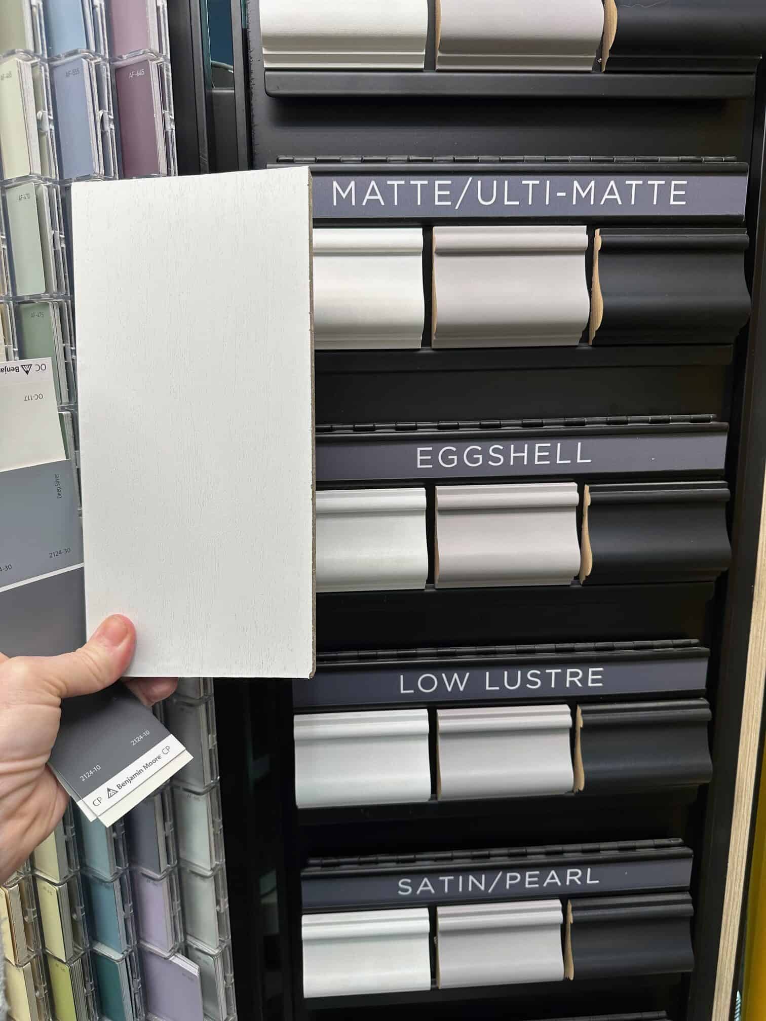 Choosing wall paint color for the kitchen. 