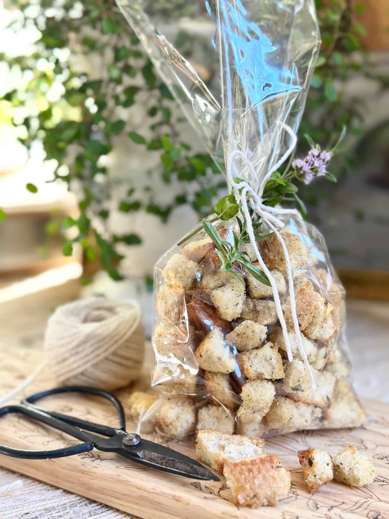 A cellophane bag with croutons as a gift. 