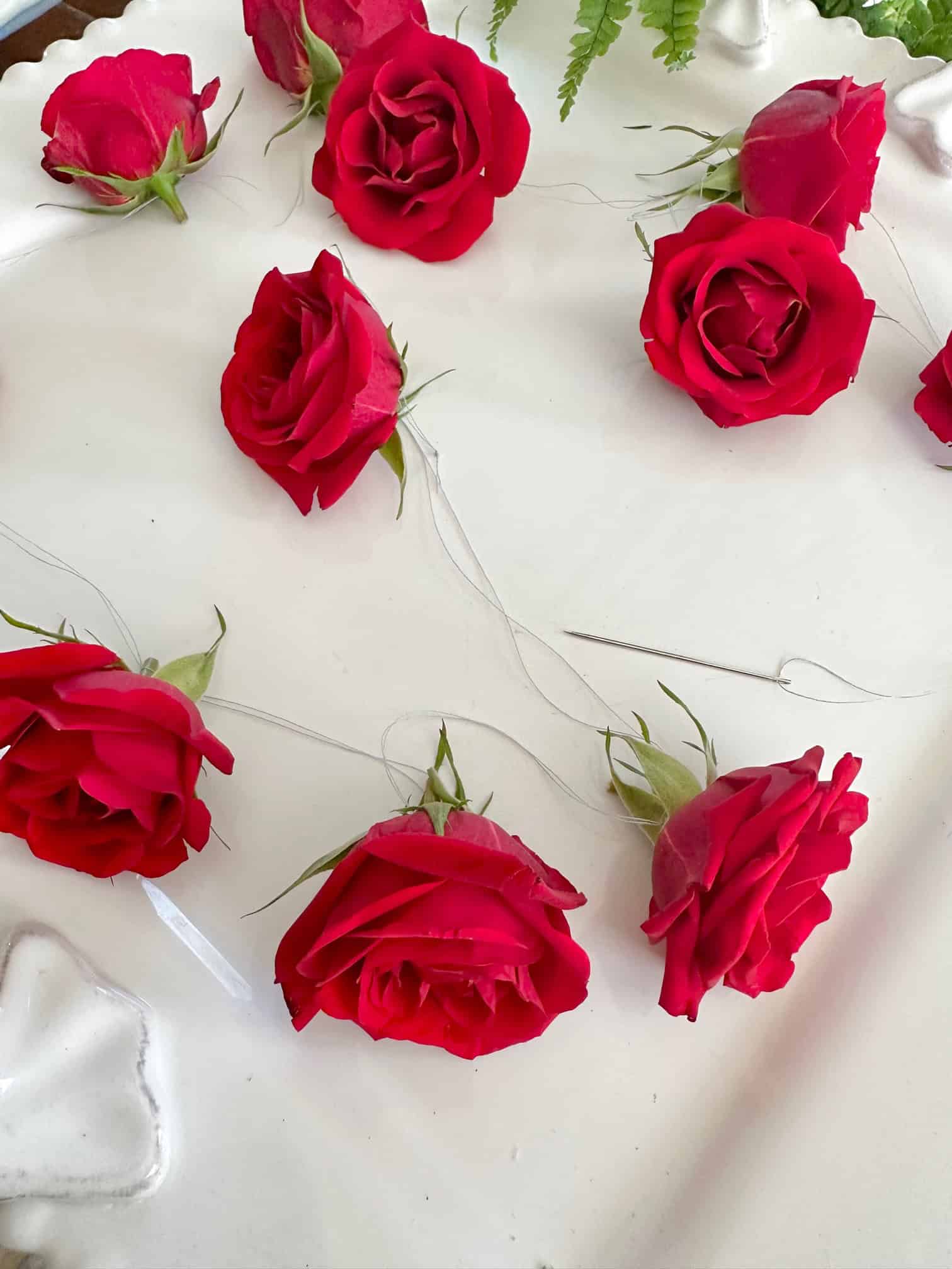 Full garland with several rose heads.